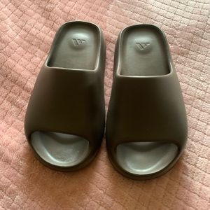 Yeezy slides ‘Soot’